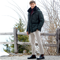 The perfect recipe for your winter look? A long-line parka with advanced technology and exceptional thermo-regulation with a suave chelsea boot style with black and red contrast details for a unique winter statement. 