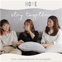 【 #StayTogether🤜🏻 🤛🏻｜你是如何看待長大後的友情？🌈】 「不是所有人也能陪你走到最後。」年少一起長大的好友⋯仍在你身邊嗎？ 有人認為，當人生到了某個年紀後，心中的孤獨感就更加強烈。的確在長大後，生活的焦點慢慢會移去工作、家庭及愛情，可以分配給朋友的時間少之有少。彼此的腳步與想法一不同步，漸漸便會失去共同話題，感情隨著時間由濃變淡，到了再見時也只能給予一個客套的微笑。