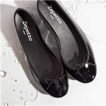 Do you feel the same that the warm and humid spring is coming? A pair of Repetto iconic LILI fitted with full natural rubber soles is your good accompany. It's comfortable and water-resistant.⁠ 冬暖如初春，天氣濕度相對較高，配上橡膠底鞋的Repetto LILI平底鞋是出門的百搭之選，舒服防水不怕突如其來的霧雨。 LiLi Ballerina available in Noir, Flamme, Carmen, Monkey, Noctune, and Romance Color....