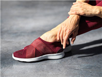 舞蹈運動鞋以織布網面設計貼合腳形，舒適輕巧切合舞蹈員需要。 Dance Sneakers with a knitted mesh adopts the foot's shape as a second skin for optimal comfort and lightness to provide flexibility for dancers.