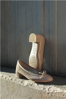 橡膠鞋底的3cm高跟鞋LOU以新顏色Lin登場 3 cm Heels fitted with full natural rubber soles in Lin Color. Here you go our LOU. #Repetto #Repettohk #myrepetto #RepettoLOU#LOU #heels #SS20heels #SS20 #ootd #lin #pastelcolor ...