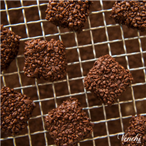 Chocaviar檸檬奶油餅乾碎巧克力有清新又幼滑的雙重味覺享受✨。特濃黑巧克力外殼🍫和委內瑞拉牛奶巧克力碎🥛互相配搭，帶給你意想不到的意式滋味🇮🇹 !