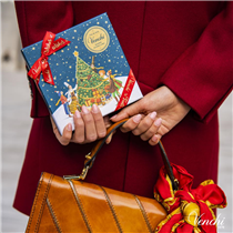 在暖意洋溢的節日中🎅🏻，Venchi 色彩繽紛的聖誕禮盒中🌈，載滿意式歡樂氣氛，為你的朋友送上温暖祝福✨。 
