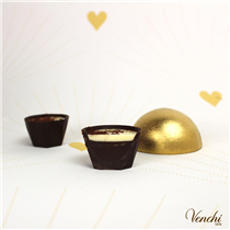 提拉米蘇56%巧克力🍫，夾著意大利軟芝士白巧克力奶油🧀及咖啡黑巧克力☕，表層灑滿可可粉，為你的另一半送上最窩心的情意！