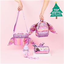 Our new lift off range is the perfect Christmas gift for tiny smigglers! Did you spot the fold away UNICORN WINGS 🦄on the lunchbox AND backpack? 🌈 