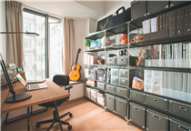 【家具配置範例－家居辦公室】沿着牆壁設置多用途鋼架提供大量儲物空間，使桌面可只保留少量最常用的文具，令可用空間增加，工作效率自然有所提升。適當劃分工作與消閒用品的擺放位置，讓書房成為「工作」與「生活」的共存空間。  由即日起至4月19日，凡於指定無印良品店舖透過家具配置諮詢服務單次購買家具、家居布藝、電子用品或 IDÉE商品淨值滿$5000或以上，可享額外9折優惠。  瀏覽更多家具配置個案：festivalwalk