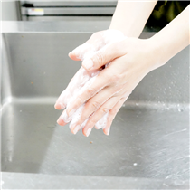 【日常清潔－手部護理】清潔雙手時，除了手掌，亦需仔細清潔指甲、指縫及手腕，確保衛生。泡沫洗手液採用植物性成分馬齒莧精華配合高度保濕的Lipidure®成分，每天使用，清潔雙手同時溫和滋潤肌膚。 泡沫洗手液補充裝 $35