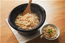 【健康生活－為米飯增添美味】多留在家中用膳，令生活更健康。烹調米飯時，以十六穀米代替白米，帶來豐富口感及營養。加入日式及韓式料理常用的飯素，為每天的主食帶來更多變化，亦令準備料理更加省時便捷。 越光米 (300g)* $40