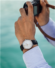 IWC萬國錶 │ PORTOFINO【2019年新作演繹經典魅力】 沙夫豪森IWC萬國錶推出2019年新款腕錶，重新詮釋標誌性的Portofino（柏濤菲諾）系列。女士腕錶包含五款尺寸較小的型號，採用創新錶帶更換系統，男士腕錶則加入六款新作。 自1984年首度推出以來，Portofino一直是IWC萬國錶最受矚目的腕錶系列之一。據說，當時的首席製錶師、現已成為傳奇的克勞斯Kurt Klaus）和設計總監漢諾．布撤（Hanno Burtscher）在小酌一杯後靈感湧現，獲50及60年代經典圓形設計啟發，設計出簡約優雅的時計。