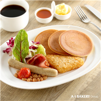 【烘焙滋味】🥓Bakery’s Breakfast - 英式早餐配班戟🥞 醒神一天由早餐開始！自家特製香軟班戟配以香脆薯餅及滋味煙肉，給你一個豐富的英式早餐✨