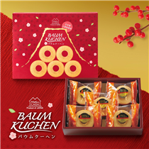 【年賀の日式手土產 - #年輪蛋糕バウムクーヘン】 年輪蛋糕一圈又一圈，相互緊扣、環環相繞，喺日本被喻意「幸運長壽」，所以都成為了日本人新年必買嘅禮盒。紅色禮盒外形精緻奪目❣，與鬆軟厚彈淺金黃色嘅年輪蛋糕構成了對比強烈，產品設計上令人相當討喜💞，絕對係新年送禮嘅選擇! A -1 Bakery提早祝各位新年のごあいさつ Baumkuchen with a round layered shape that resembles a round slice from a tree trunk meaning the accumulation of happiness