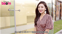 Famous Taiwanese Fashion Blogger Wu Su Ling, the wife of singer Gary Chaw, shopped her most loved Alexandre Zouari hair accessories at Taichung Far Eastern store! Check out the video at 1:47 & try on Su Ling’s favorites today! 