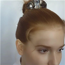 Take a look at our vote of the easiest-to-carry hair accessories of the season. Featuring a mosaic of patterns, these cool barrettes, crazy crabs and banana clips can be paired with everything from street smart casuals to office attires. Even if you are just “Zooming” online at home, these stylish accessories ensure you have no bad hair day. 來看看今季最百搭的髮飾吧。Alexandre Zouari這系列髮夾、髮爪和香蕉夾，採用前衛馬賽克風格，構成幻彩圖案，低調顯個性，配搭休閒或上班服飾，完全零難度。即使只是在家中上網進行Zoom視像會議，把長髮隨性隨意一夾，視頻窗框中，最帥就是你！ For any upda...tes of AZ: