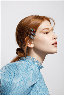 Each hair pin of Alexandre Zouari’s splendid jewellery slide collection is either dotted with Swarovski crystals in a mix of mesmerizing colours or with pearly touches. We would suggest the styling of three pins as the magic number! 無論日與夜，戴上光采流瀉的彩色水晶髮飾，是輕易打造貴氣造型的小秘訣。特別推薦Alexandre Zouari的三色水晶及珍珠迷你髮夾，瑰麗的施華洛世奇水晶/珍珠配搭令人目眩神迷。提提你，最時尚的配搭方式是X3的造型，快來感受一下3的魔法吧。 For any updates of AZ:...