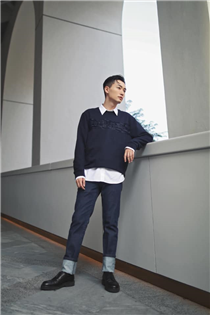How to dress the logo sweatshirt and jeans with style ? 