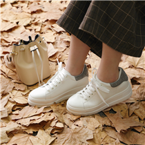 趁秋高氣爽天氣，最好到郊外走走透透氣！ #Millieshk #Autumn #Sneakers #WhiteSneakers Follow us on Instagram! @millieshk...