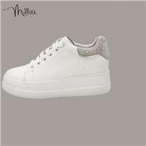 White Sneaker Revolution  踏入初秋，時尚舒適的小白鞋仍然是穿搭必備單品。