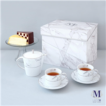 悠閒的下午茶除了精緻的 Lady M 千層蛋糕，還需要一壺熱茶才算完美。Lady M 的茶具禮盒讓你可以在家裏享受最優雅的 Afternoon Tea！新設計的白色及銀灰色的雲石禮盒，配上燙銀的品牌標誌及銀線，高貴優雅。禮盒內的茶壺、茶杯及底碟套裝由法國百年瓷器品牌 LEGLE 特別製造，同樣用上雲石紋理設計，並飾以銀箔幼線，更添貴氣，送禮自用均十分得體。
