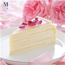 Lady M 的玫瑰千層蛋糕是屬於每個女生浪漫甜點。透薄班戟皮夾着清幽的玫瑰忌廉，配上面層粉紅色的玫瑰啫喱和花瓣，柔軟的口感和香甜的味道，最適合用來哄哄自己或身邊甜美的她！