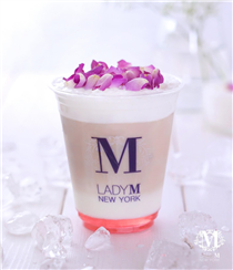 天氣潮濕悶熱，最適合喝凍飲消暑！Lady M 的凍法國玫瑰鮮奶茶帶有柔滑奶香，每一啖都滲出清幽的玫瑰花香，就好像置身玫瑰園般浪漫。面層的花瓣更是顏值滿分，讓你優雅地迎接夏天。