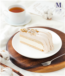 Lady M 的栗子蛋糕鋪滿幼滑的法國栗子蓉，散發怡人的栗子香氣，令人一試愛上，再配搭雙層杏仁蛋糕和烘焙過的核桃仁，給你濃郁的果仁滋味。