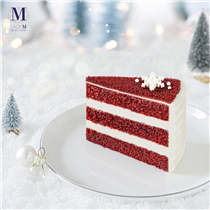 各位蛋糕迷久等了！聖誕必備的 Lady M #紅絲絨蛋糕 終於出場了！這款載譽歸來的聖誕蛋糕，沿用傳統美式做法，以可可粉作為蛋糕基調，焗製成三層酒紅色的海綿蛋糕，每層之間夾有新鮮忌廉和忌廉芝士，質感綿密濕潤，味道濃厚馥郁，紅白配色加上面層的雪花及糖珠裝飾，更添冬日氣氛。