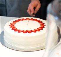 除了經典的紅絲絨蛋糕，同樣都是紅白配色的 Lady M 士多啤梨海綿蛋糕，也能成為你的聖誕甜點。