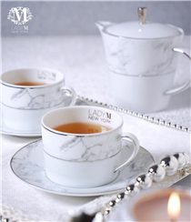 浪漫的白色聖誕，需要一份精緻優雅的禮物。Lady M 的茶具禮盒包括茶壺、茶杯及底碟，全部由法國百年瓷器品牌 LEGLE 特別製造，印上經典白色雲石紋理並飾以高貴的銀箔幼線，既實用又充滿古典美。沖泡一杯熱茶，配上甜蜜的 Lady M 千層蛋糕，即使留在家也能度過溫暖窩心的佳節時光。