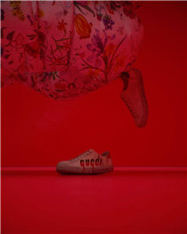 Sound on. Presenting the new 24 Hour Ace videos featuring the Gucci Ace sneaker by Alessandro Michele. Estaban Diacono’s animation is a weightless character fashioned from Flora printed fabric. “I thought about jellyfish, with their elegant and pulsating, weightless motions.”