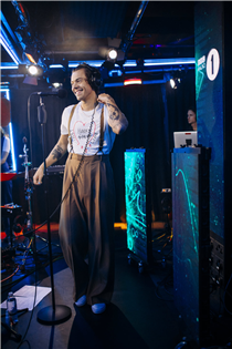 Performing at the BBC Radio One Live Lounge, Harry Styles wore an HS + AM limited edition eco-conscious T-shirt in celebration of Harry’s new album ‘Fine Line’, high waist wool mohair trousers and leather and elastic braces with feline head detail designed by Alessandro Michele. 