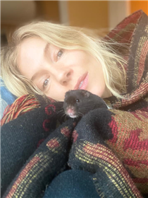 Sienna Miller is pictured with her family’s hamster