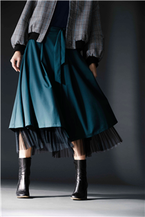 【Mesh Layering Is The New Trend】擅於結合各種物料的Atsuro Tayama於半截裙內加入運動風的網紗，透過不同質感的物料互相碰撞出剛柔並重的飄逸魅力，是提升造型層次不可缺少的個性單品。 更多Atsuro Tayama單品在Sidefame網店發售﹕