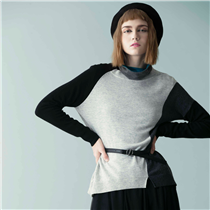 【Colourblock Wool Cashmere Top】拼色是前衛元素之一，Atsuro Tayama以不規則的黑、淺灰及灰色拼色設計，給保暖舒適的混羊絨針織上衣增添了個性，輕易穿出層次感豐富的時尚造型。 更多Atsuro Tayama單品在Sidefame網店發售﹕