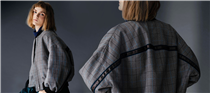 【Explore Sporty Chic With Bomber Jacket】運動風的熱潮讓棒球外套成為了衣櫥必備單品，Atsuro Tayama將前衛及運動元素結合，選用超大剪裁及堅挺物料配合中性格紋，打造富立體感的棒球外套，讓您以充滿個性的外套配搭出前衛時尚的造型。 更多Atsuro Tayama單品在Sidefame網店發售﹕