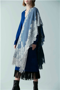 【Scarf Your Look】圍巾是微涼天氣的日常必備，Atsuro Tayama選用全山羊绒締造柔軟細膩的觸感，結合蕾絲飾邊及漸變設計，帶來保暖又具視覺效果的款式。圍巾更可披在身上豐富造型的層次感，展現與別不同的時尚魅力。 更多Atsuro Tayama單品在Sidefame網店發售﹕