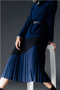 【Swinging Colourblock Pleated Skirt】拼色是今季Atsuro Tayama的主打設計之一，令半截裙更顯層次，配合精緻工藝織出不易變形的百摺效果，帶來視覺效果更豐富、飄逸的造型，展現您嫵媚又前衛的一面。 更多Atsuro Tayama單品在Sidefame網店發售﹕