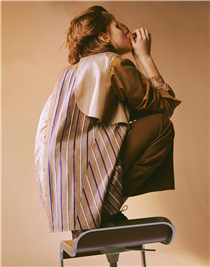【Avant Garde Is Back】設計師Atsuro Tayama於新一季銳意要重回前衛時尚的風格，以其獨特的美學帶來一系列功能與時尚兼備的單品，採用男裝廓型結合拼布、超大口袋及中性條紋等元素，展現品牌別具個性、剛柔並重的時尚魅力。 更多Atsuro Tayama單品在Sidefame網店發售﹕