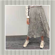 【Crinkle Pleated Skirt】要展現個性造型，在挑選單品方面可以選一些特別的材質，增加單品的可塑性。Atsuro Tayama貫徹其前衛美學，特意選用舒適輕薄的柔軟材質，並造出不規則的壓褶細節，讓您以時尚的半截裙打造獨特且剛柔並重的飄逸造型。 更多Atsuro Tayama單品在Sidefame網店發售﹕