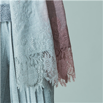 【Brand New Ombré Cashmere-Wool Lace Scarf】由山羊絨混羊毛織成的Atsuro Tayama熱賣圍巾，觸感細膩、輕巧舒適。今季推出全新淺灰、玫瑰粉紅漸變拼色，結合蕾絲拼貼設計帶出高雅時尚氣息，為剛柔並重的造型增添一絲女性的嫵媚。 更多Atsuro Tayama單品在Sidefame網店發售﹕