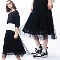 【Go Flowy With Sheer Meshed Skirt】夏日需要飄逸一點的穿搭﹐不妨嘗試穿上網紗裙單品。Atsuro Tayama以挺身的網狀物料結合輕巧透薄的網紗打造具透視元素的優雅雙層半截裙，堅挺與柔軟的物料互相交織出豐富的層次感，配上型格雙色上衣就能打造剛柔並重、時尚飄逸的造型。 Follow us on Instagram: 