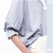【Stripe Cotton Blouse】要展現中性時尚風，條紋襯衫是不可缺少的配搭元素。Atsuro Tayama以舒適物料及前衛細節打造充滿個性的條紋襯衫。選用混棉物料配合特別的紡織方法以提昇單品的透氣度，即使於炎夏穿着也能保持清爽。特意加入泡泡及索繩手袖以豐富衣物的立體感，同時備有企領及圓領款式，讓您輕易打造剛柔並重、多元化的時尚造型。 Follow us on Instagram: 