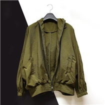 【Bubble Shape Lightweight Jacket】以兼備美觀及功能性為設計宗旨，Atsuro Tayama選用具跣水功能的輕巧日本布料，配合蝙蝠袖及下擺泡泡設計營造豐富的立體感，讓您於秋風及雨季的日子也能穿出時尚個性。 更多Atsuro Tayama單品在Sidefame網店發售﹕