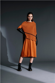 延續Atsuro Tayama以一物多穿概念創作的Twin Set，結合秋冬必備的舒適保暖Knitwear元素，設計可以分開穿搭的針織連身裙及斗篷套裝，完美釋放您獨有的優雅前衛魅力。發揮您的創意以針織造型展現個性「Bon Chic, Bon Genre」(BCBG) 風格吧! Atsuro Tayama Cape Like Twin Set現於Sidefame網店有售﹕