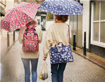 下雨讓人不由得心情有點鬱悶，但一把可愛的雨傘除了能為你擋雨，還能給你一個好心情!