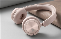 Elegant in design, beautifully crafted and perfect for escaping from any distractions around you; take a closer look at Beoplay H8i in pink. festivalwalk