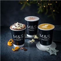 【M&S 尋味聖誕🎄】來M&S享受一杯香濃的聖誕限定熱飲☕ — 鹽味焦糖咖啡、香橙熱朱古力或薑味鮮奶咖啡（每款$42），為您注滿窩心的節日暖意。