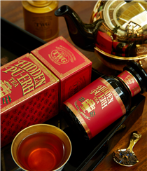 By conceiving the Hidden Pu-Erh blend, TWG Tea has revolutionised the appreciation of this age-old orthodox tea, traditionally soughtafter for its unique processing and exceptional flavour profile. For the first time, TWG Tea has blended this rare fine harvest tea with wild berries and flowers which lend a gentle sweetness to its naturally bold, earthy notes of moss and lichen.