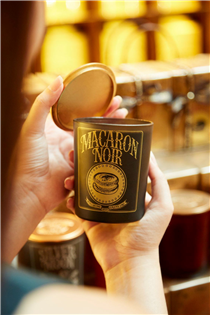 As tempting as a candy shop piled high with sweets, Macaron Noir is a fragrant finale to a feast. Jet black macarons and black tea lend their malty essence to this rich and mysterious fragrance, which will warm the senses and entice the palate. Shop now at TWGTea.Com.