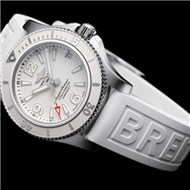 【Breitling 百年靈超級海洋自動腕錶 36 & 44】 1957年，百年靈首批 Superocean 超級海洋系列問世。該系列錶款的推出也傳達出一個明確信號：潛水腕錶市場出現一位重量級的新玩家。這些腕錶以其非凡的性能、卓越的品質和純正的百年靈風格脫穎而出。往後的60多年裡，Superocean 超級海洋系列始終備受青睞。如今，百年靈再次推出同名全新系列，因應最具挑戰性的水上運動所帶來的嚴峻考驗。 全新 Superocean 超級海洋系列旗下的各款腕錶均搭載百年靈17型機芯，動力儲存約38小時。所有腕錶均為經瑞士官方天文臺（COSC）認證的精密計時腕錶，採用Super-LumiNova®螢光數字、時標和指針，確保在任何條件下皆可提供極佳的可讀性。... SUPEROCEAN AUTOMATIC 36  