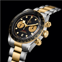 【帝舵TUDOR Black Bay 系列首款計時腕錶 】—— BlackBay Chrono（碧灣計時型），現推出全新黃金鋼款式。 自1970年推出首款計時腕錶Prince Oysterdate以來，帝舵表一直致力研發並製造更多與賽車運動息息相關的腕錶。同樣地，帝舵表與潛水界的聯繫亦由來已久。自1954年起，帝舵表不斷提升其專業潛水腕錶的品質，精益求精，力臻完美。作為對兩大重要領域的探索與致敬，Black Bay Chrono S&G（碧灣計時型黃金鋼款腕錶，S&G是鋼與金英文字母的縮寫，代表腕錶以黃金及鋼材質製成），大膽融合Black Bay系列所代表的潛水錶傳統與賽車界不可或缺的計時錶精髓，既富有運動時尚風格，又洋溢復古懷舊氣息，風格獨具。 - 從陸地到海洋：一款腕表，兩種精神...